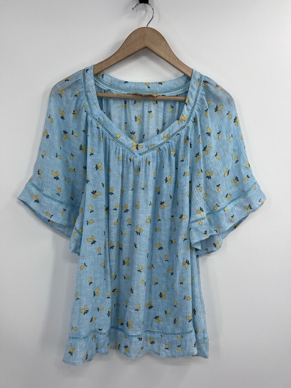 Hope & Harlow Light Blue Lemon Print Lightweight Flutter Sleeve Blouse 1X V-neck